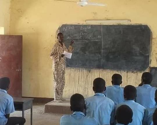 صورة جندي سوداني يدرس الطلاب بمنطقة نائية تحصد متابعة واعجاب رواد مواقع التواصل