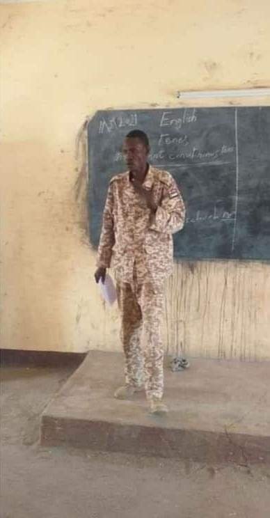 صورة جندي سوداني يدرس الطلاب بمنطقة نائية تحصد متابعة واعجاب رواد مواقع التواصل