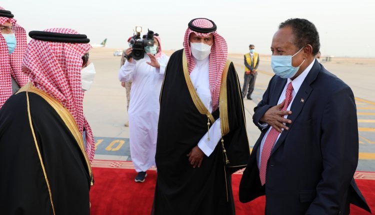 حمدوك يصل السعودية يرافقه 8 مسؤولين في زيارة تستغرق يومين (صور)