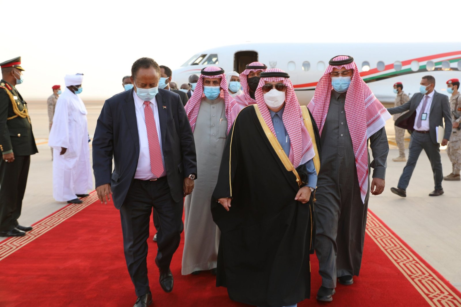 حمدوك يصل السعودية يرافقه 8 مسؤولين في زيارة تستغرق يومين (صور)