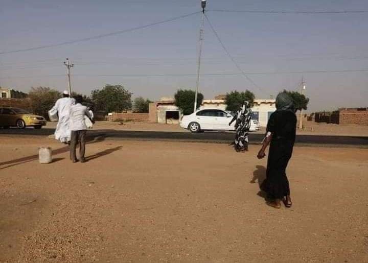 السودان .. مرضى الكلى يخرجون إلى الشارع بوصلات الغسيل بحثا عن الوقود