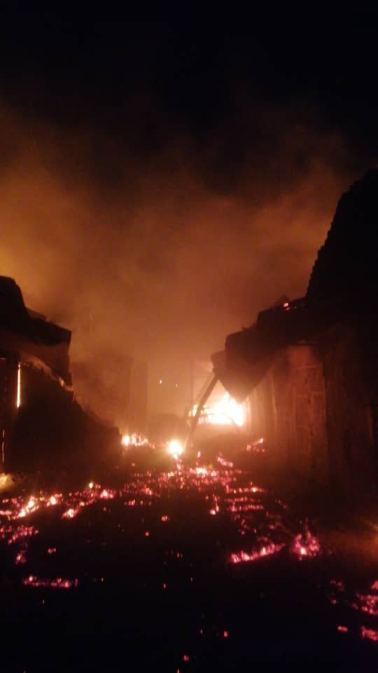 عاجل: بالفيديو والصور.. حريق ضخم في السوق الشعبي الخرطوم والنيران تلتهم محلات اثاثات