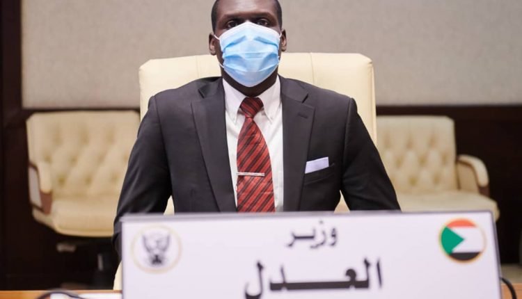 وزير العدل السوداني يكشف المخرج من الأزمة بين شركاء الفترة الانتقالية وفق الوثيقة الدستورية