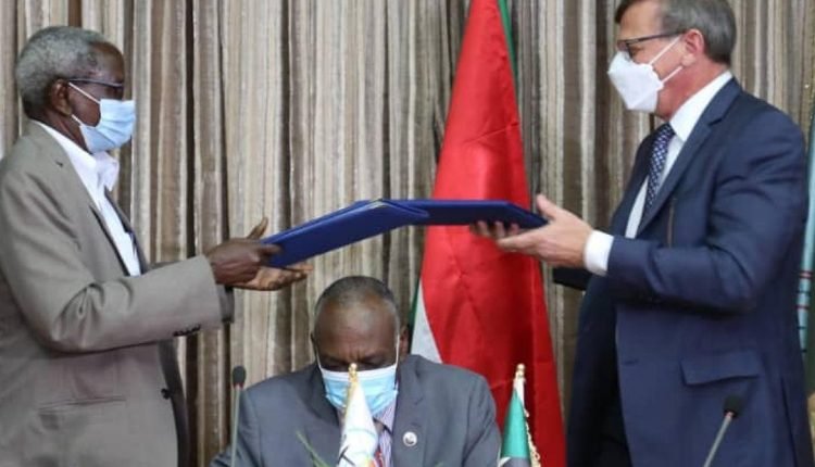 السودان يوقع اتفاقًا مع شركة كندية لتشييد مهبط طائرات جديد