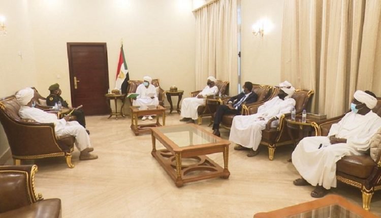 البرهان يعلن خطوة مهمة تجاه منوسبين من الجيش بعد مقتل متظاهرين أمام القيادة