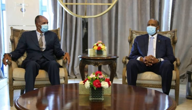 السودان.. البرهان يتسلم 4 رسائل من أفورقي وأمريكا تتحفظ