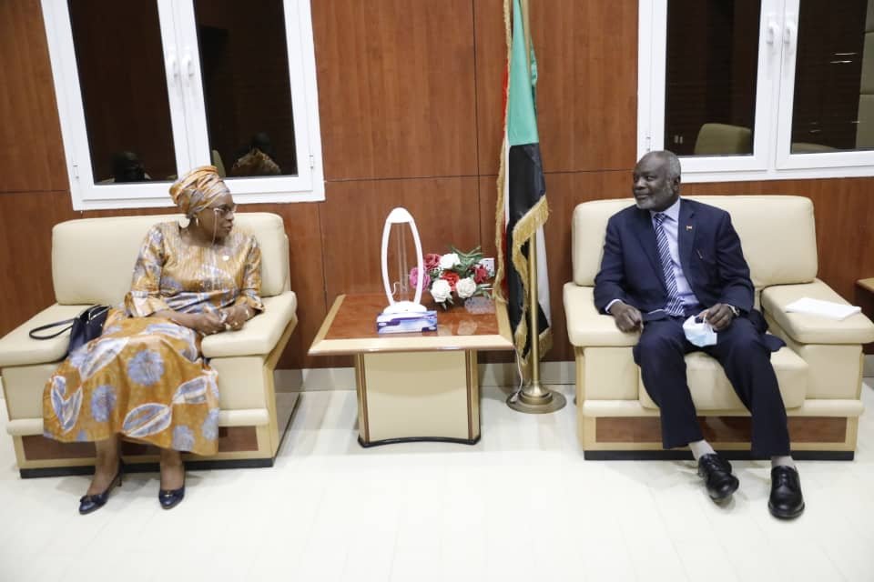 وقع اتفاقيتين.. السودان يحصل على منحة دولارية جديدة وتسوية متاخرات ديونه للبنك الأفريقي للتنمية