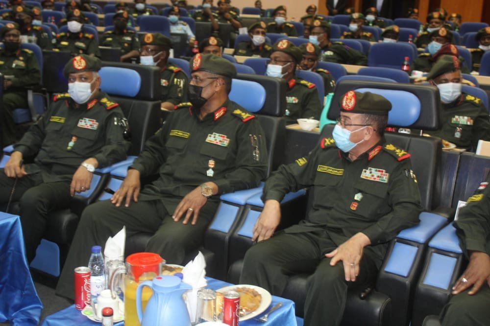 البرهان يحسم تذمر ضباطًا بالجيش على تسليم متهمين عسكريين وموعد مغادرة المشهد السياسي البرهان يحسم تذمر ضباطًا بالجيش على تسليم متهمين عسكريين وموعد مغادرة المشهد السياسي