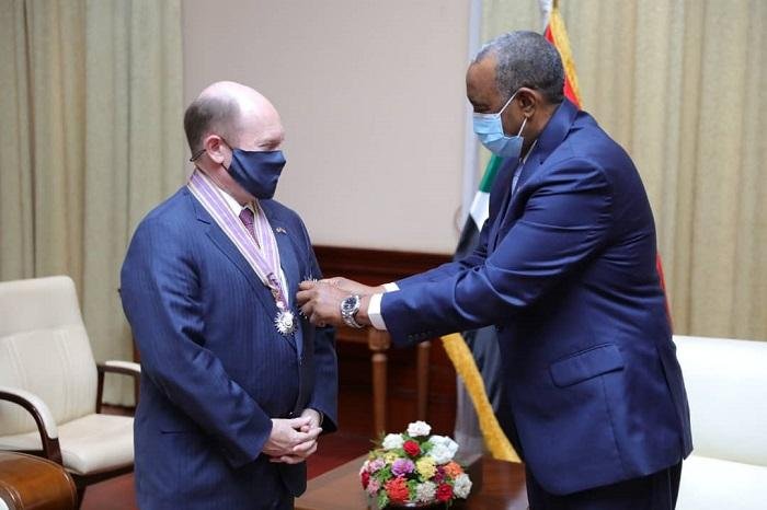 أمريكا تطمئن السودان وحمدوك يشكر واشنطن والبرهان يمنح سيناتور وسام الجمهورية