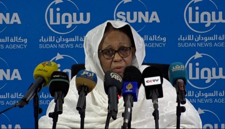 بالفيديو : عضو السيادي عائشة موسى تذرف الدموع أثناء تقديم بيان استقالتها للشعب السوداني وتقول ليس ضعفاً ولكن