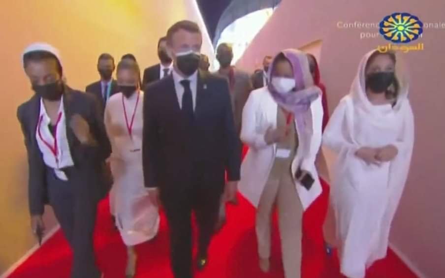 ماكرون يتوسط كنداكات الثورة السودانية ويدعو لانتخابات شفافة وتشكيل حكومة مدنية شرعية ويقول ان شبابها اسقطوا نظام البشير الاستبدادي..فيديو ايقونة الثورة الاء صلاح