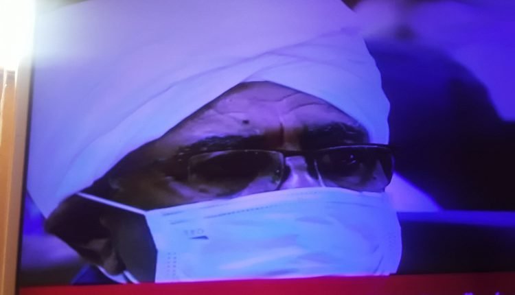 البشير يخلع زي السجن و يظهر في جلسة محاكمة انقلاب الانقاذ (بالجلابية)