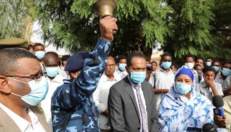 وزير الداخلية السوداني يطلق تهديدات لكل من يحاول العبث بإمتحانات الشهادة السودانية ويقرع الجرس للطلاب (صور)