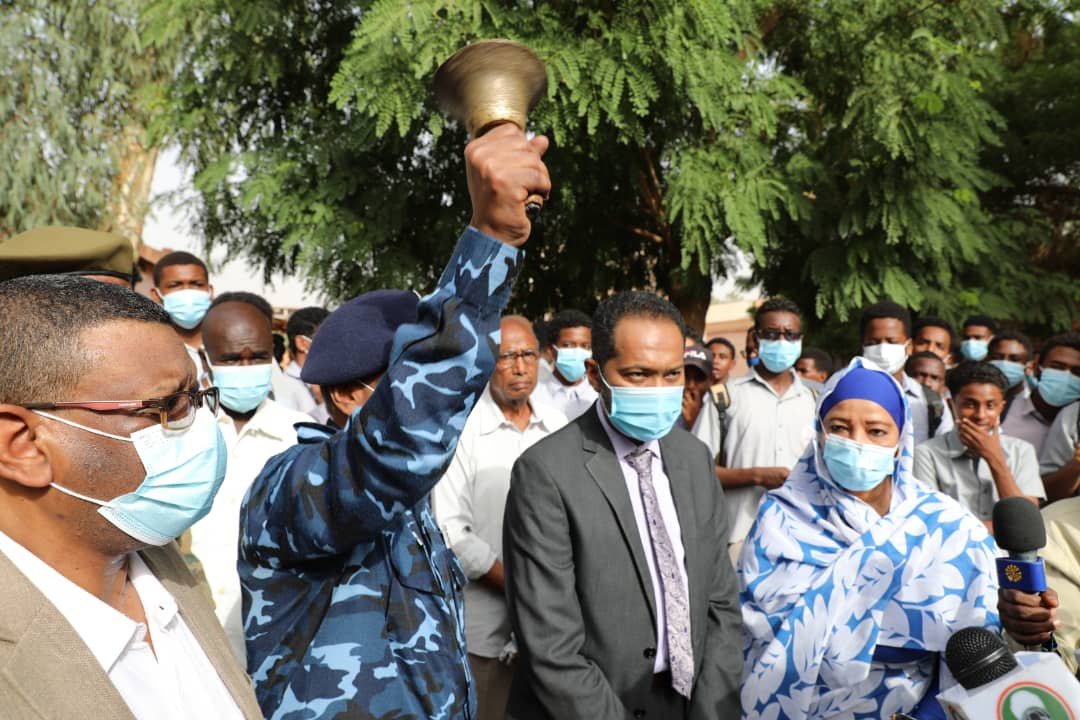 وزير الداخلية السوداني يطلق تهديدات لكل من يحاول العبث بإمتحانات الشهادة السودانية ويقرع الجرس للطلاب (صور) وزير الداخلية السوداني يطلق تهديدات لكل من يحاول العبث بإمتحانات الشهادة السودانية ويقرع الجرس للطلاب (صور)