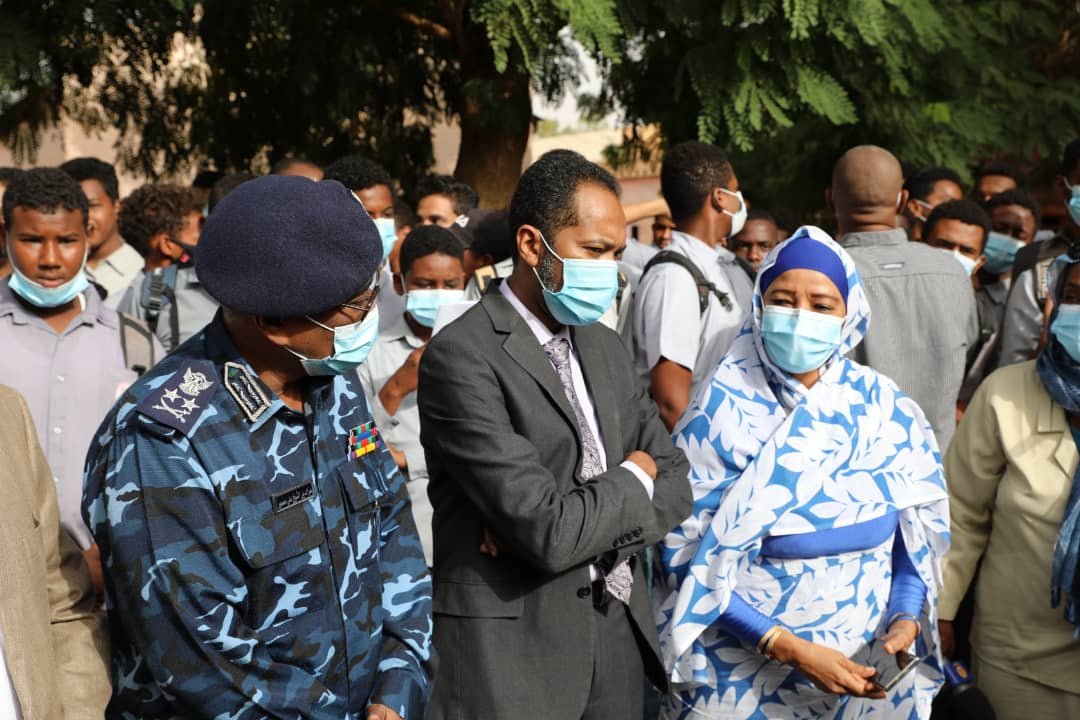 وزير الداخلية السوداني يطلق تهديدات لكل من يحاول العبث بإمتحانات الشهادة السودانية ويقرع الجرس للطلاب (صور)