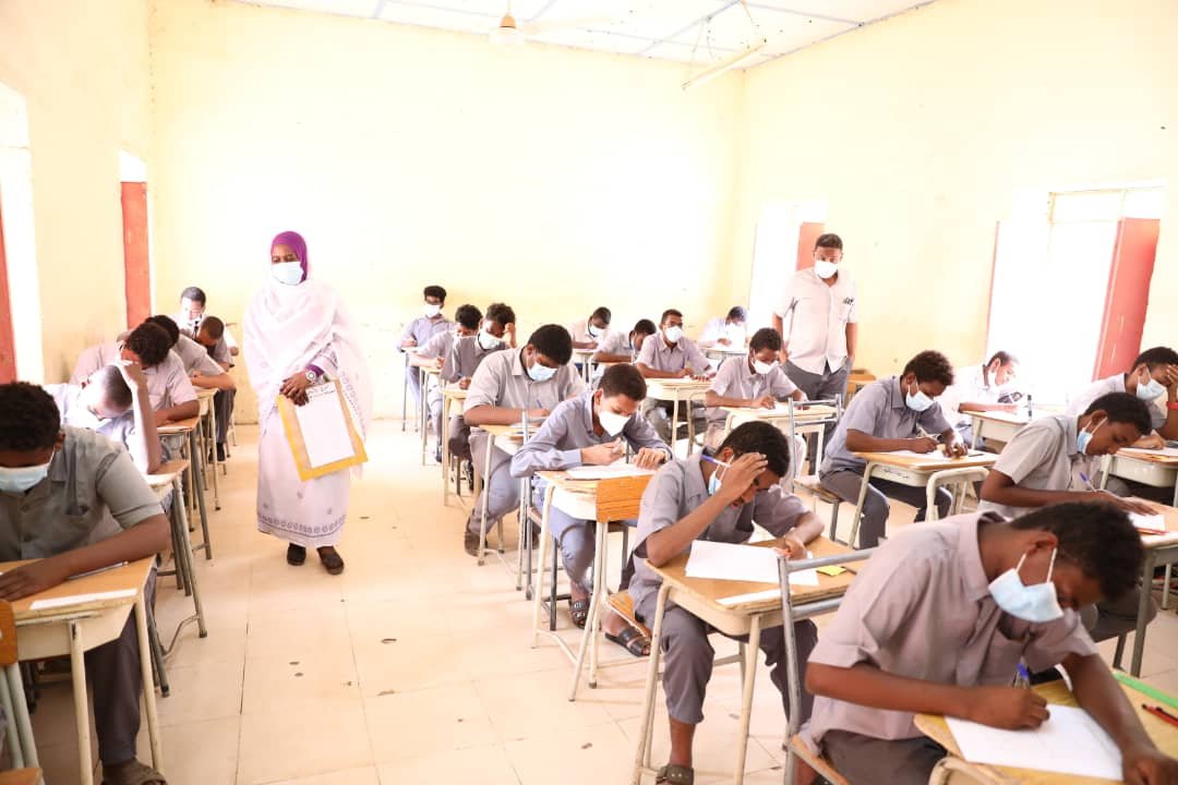 وزير الداخلية السوداني يطلق تهديدات لكل من يحاول العبث بإمتحانات الشهادة السودانية ويقرع الجرس للطلاب (صور)