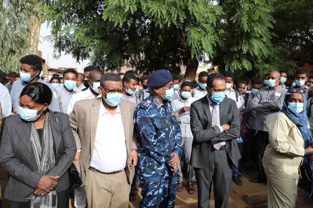 وزير الداخلية السوداني يطلق تهديدات لكل من يحاول العبث بإمتحانات الشهادة السودانية ويقرع الجرس للطلاب (صور)