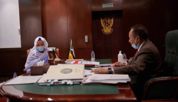 حمدوك يطلع على ترتيبات امتحانات الشهادة السودانية ويتدخل بعد إعلان المعلمين الإضراب عن العمل والتصحيح