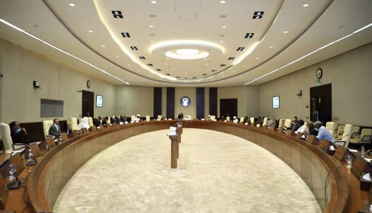 اجتماع طارئ بين مجلس الوزراء والحرية والتغيير وتوجيهات بعد زيادة اسعار الوقود و محاصرة وزير الداخلية ومدير المخابرات عن الانفلات الأمني وعمليات التخريب بالخرطوم