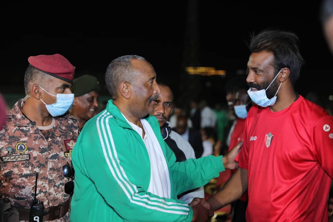 البرهان يزور منتخب السودان ويعلن دعمه لصقور الجديان (صور)