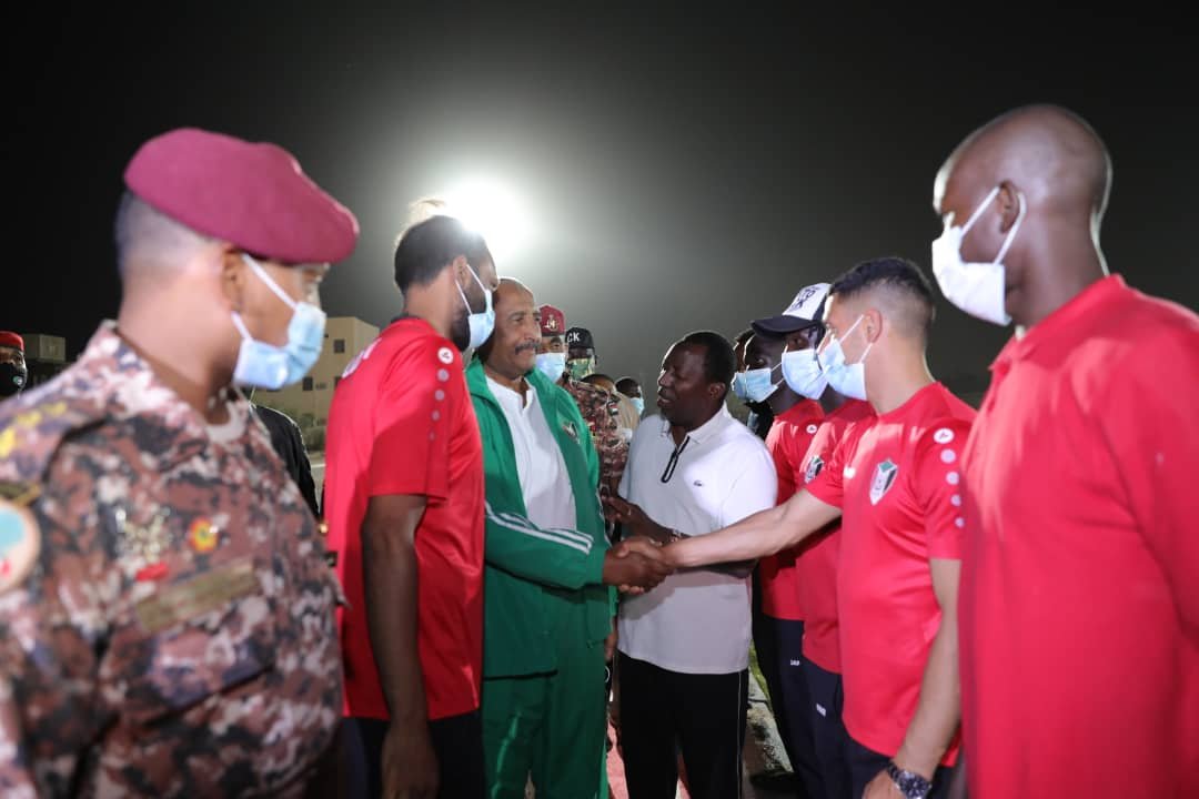البرهان يزور منتخب السودان ويعلن دعمه لصقور الجديان (صور)