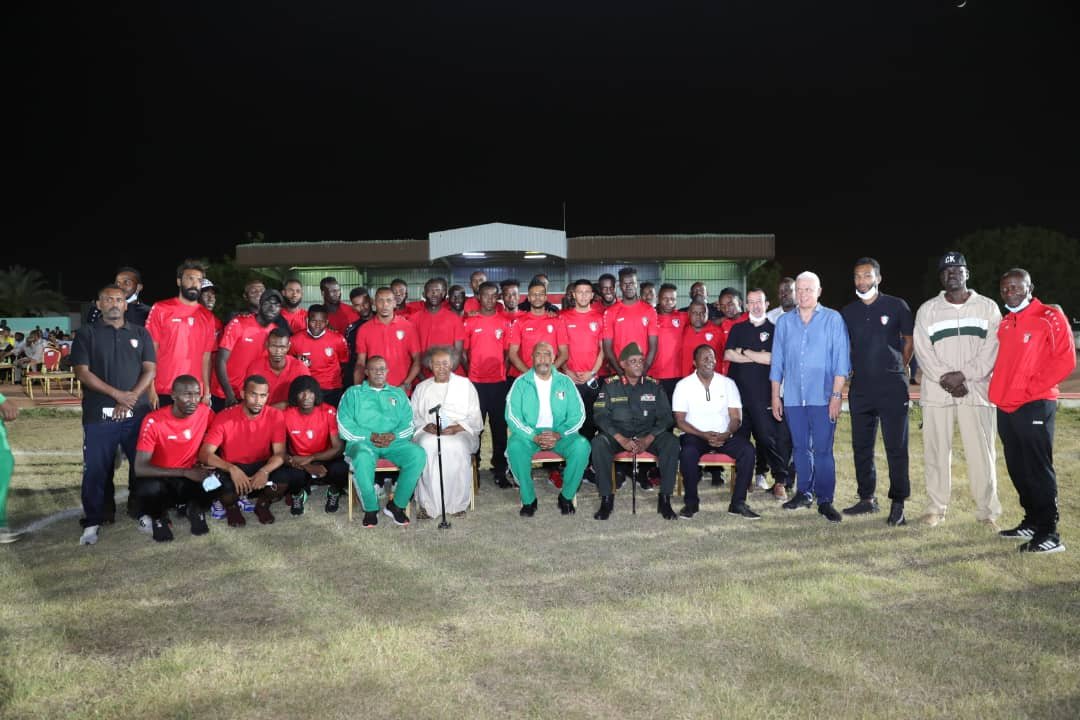 البرهان يزور منتخب السودان ويعلن دعمه لصقور الجديان (صور)