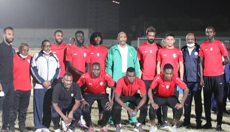 البرهان يزور منتخب السودان ويعلن دعمه لصقور الجديان (صور)
