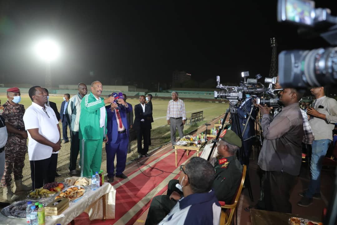 البرهان يزور منتخب السودان ويعلن دعمه لصقور الجديان (صور)