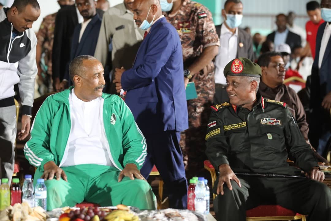 البرهان يزور منتخب السودان ويعلن دعمه لصقور الجديان (صور)