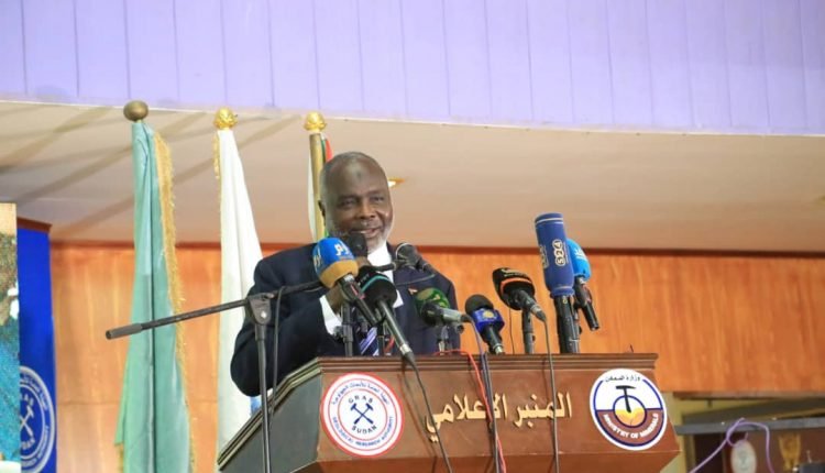 وزير المالية السوداني  يحذر:  الذهب ملك للدولة وليس الأفراد
