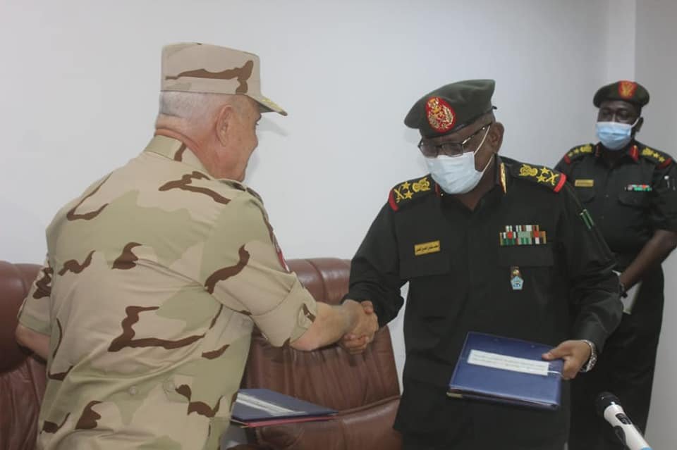 السودان ومصر يوقعان مذكرة تفاهم للتعاون العسكري بين الجيشين في مباحثات بالخرطوم (صور)