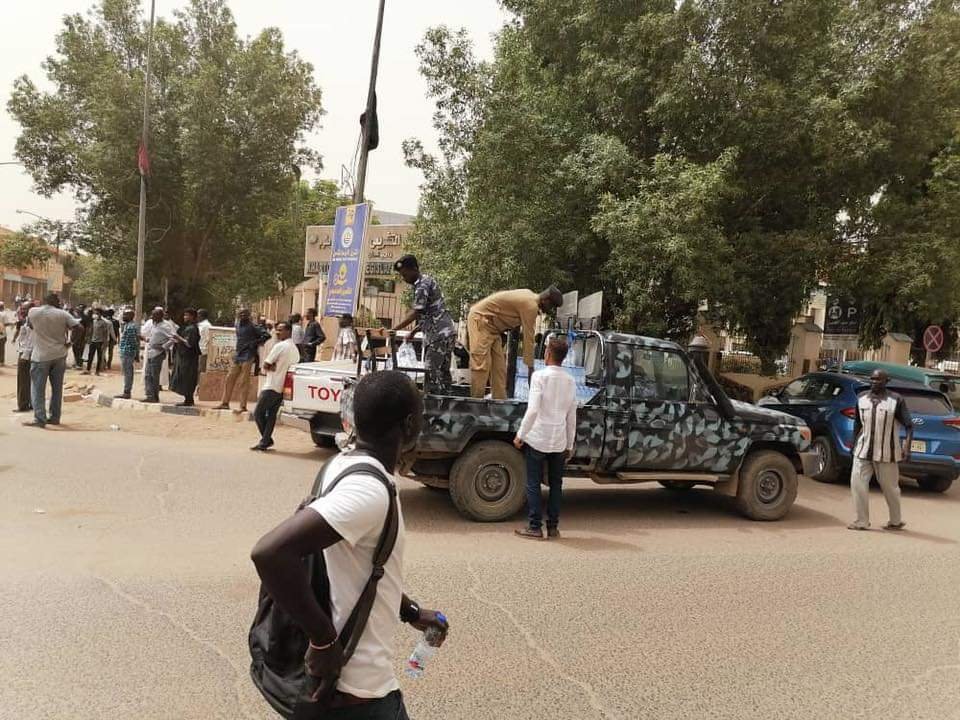 السودان: الشرطة تنقلب على حشود المتظاهرين الهادرة وتطلق قنابل الغاز بعد قارورات المياه المبردة (فيديو -صور)