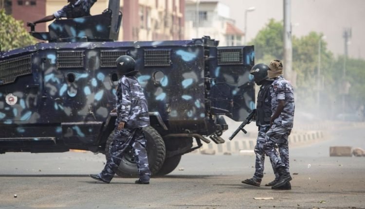 مدرعة شرطة تدهس طالبتين بجامعة في الخرطوم