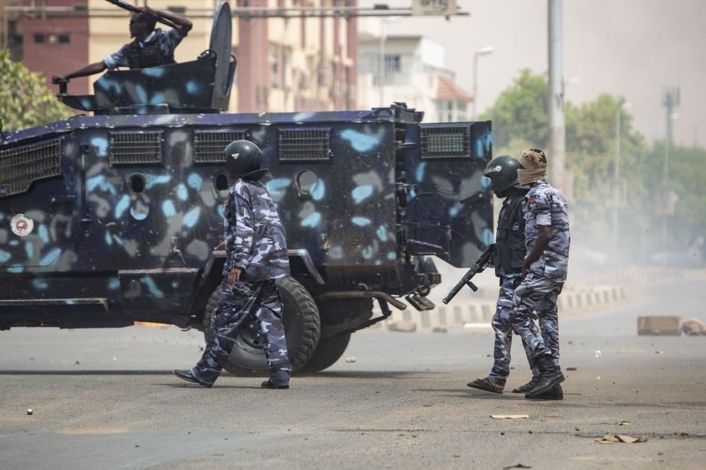 وفاة شرطي سوداني بالقاهرة إثر أصابته في مظاهرات بالخرطوم