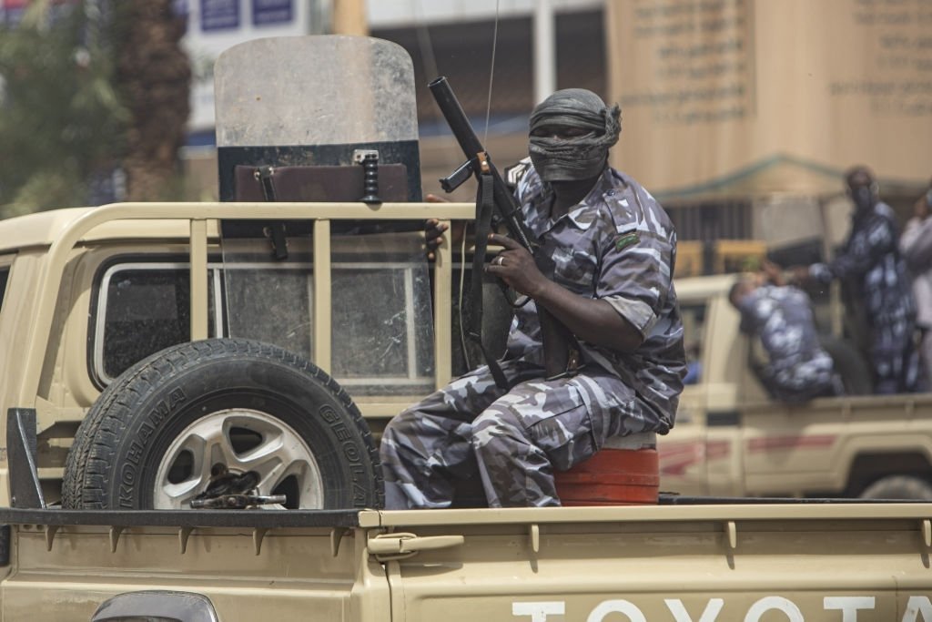 الشرطة السودانية تعلن إصابة (52) من قواتها (بتعامل مُفرط) لمجموعات حاولت الوصول للقصر الرئاسي