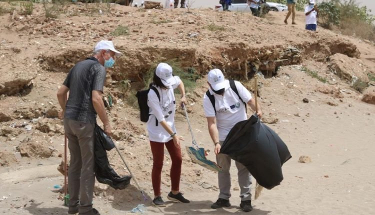 سفراء الاتحاد الاوروبي في السودان ينظفون (اوساخ الخرطوم) ويحددون 3 اشياء لحل مشكلة (القمامة)