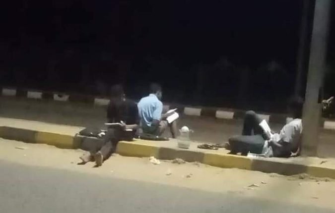 طلاب ممتحنين يذاكرون تحت اعمدة الانارة بسبب قطوعات الكهرباء .. هجوم واتهامات للحكومة