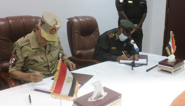 السودان ومصر يوقعان مذكرة تفاهم للتعاون العسكري بين الجيشين في مباحثات بالخرطوم (صور)