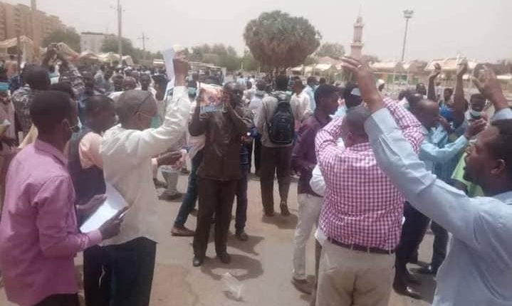 (بالفيديو).. انباء عن اصابة متظاهر والشرطة تطلق الغاز المسيل للدموع و فرار منسوبي النظام السابق ومتظاهرون يتحدون اغلاق الشارع المؤدي الى القصر الرئاسي بالخرطوم والترسانة الامنية وتباين الهتافات بين (اي كوز ندوسو دوس) و اسقاط النظام