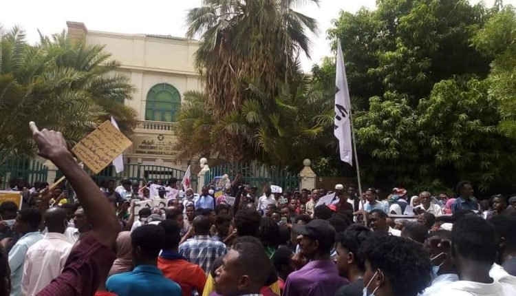السودان: الشرطة تنقلب على حشود المتظاهرين الهادرة وتطلق قنابل الغاز بعد قارورات المياه المبردة (فيديو -صور)
