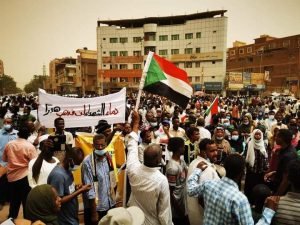 السودان..بالصور .. تغطية كاملة لـ(مليونية) 3 يونيو .. وزير الداخلية يغرد.. والشرطة تفاجئ الثوار بتوزيع المياه