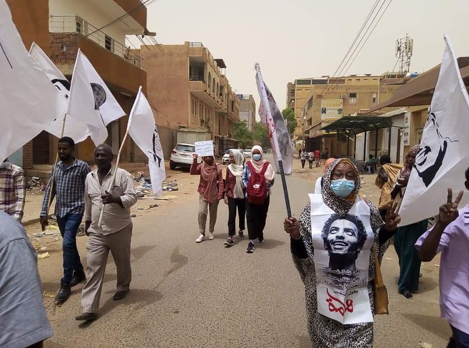السودان: الشرطة تنقلب على حشود المتظاهرين الهادرة وتطلق قنابل الغاز بعد قارورات المياه المبردة (فيديو -صور)
