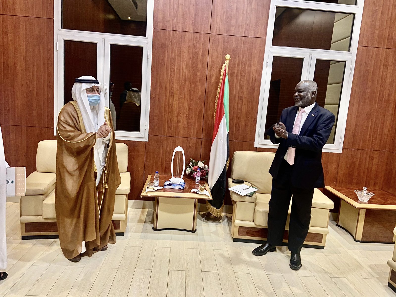 السعودية تقطع عهداً للسودان في أزمته الاقتصادية وتتولى أمراً مهماً السعودية تقطع عهداً للسودان في أزمته الاقتصادية وتتولى أمراً مهماً