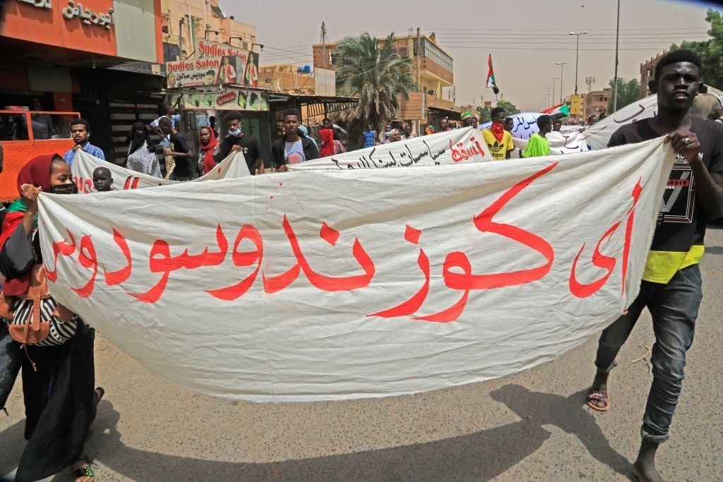 الشرطة السودانية تعلن إصابة (52) من قواتها (بتعامل مُفرط) لمجموعات حاولت الوصول للقصر الرئاسي الشرطة السودانية تعلن إصابة (52) من قواتها (بتعامل مُفرط) لمجموعات حاولت الوصول للقصر الرئاسي