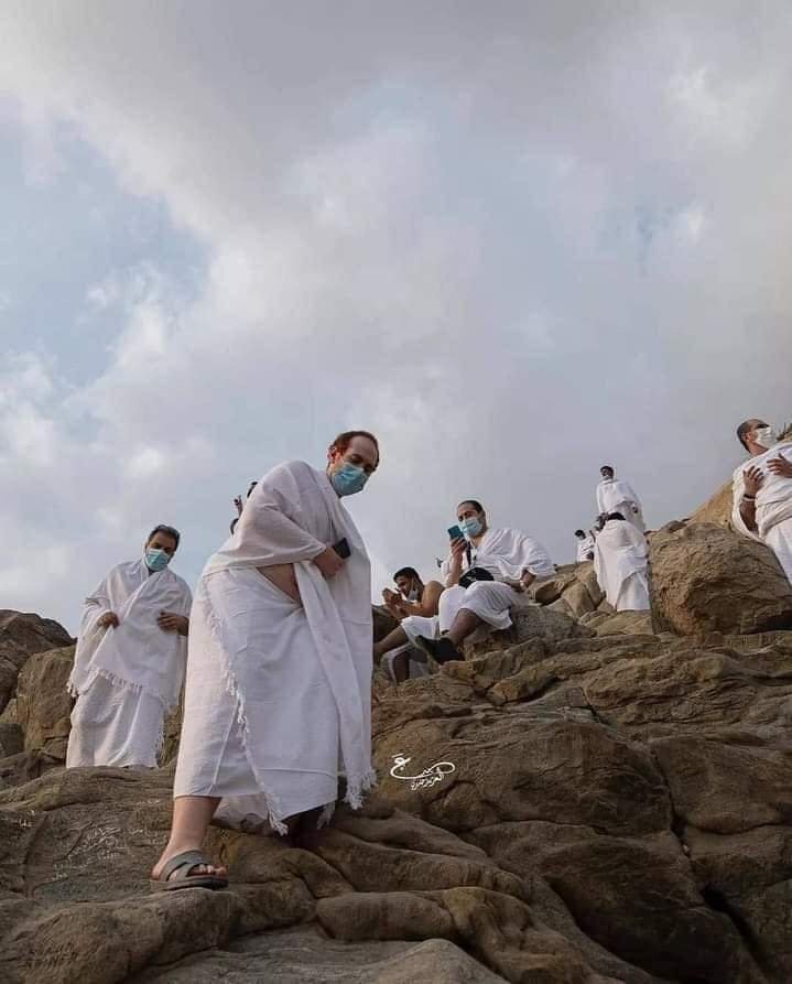 حجاج بيت الله الحرام يتوافدون إلى صعيد عرفات لأداء ركن الحج الأعظم (صور) حجاج بيت الله الحرام يتوافدون إلى صعيد عرفات لأداء ركن الحج الأعظم (صور)