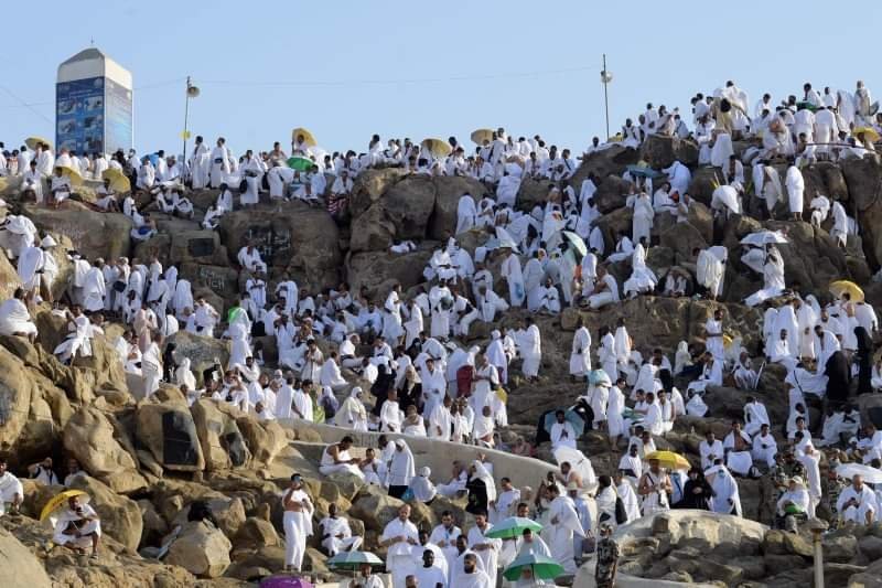 حجاج بيت الله الحرام يتوافدون إلى صعيد عرفات لأداء ركن الحج الأعظم (صور) حجاج بيت الله الحرام يتوافدون إلى صعيد عرفات لأداء ركن الحج الأعظم (صور)