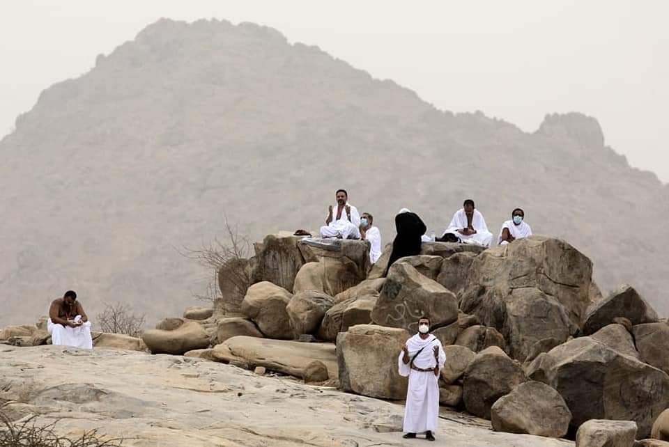 حجاج بيت الله الحرام يتوافدون إلى صعيد عرفات لأداء ركن الحج الأعظم (صور)