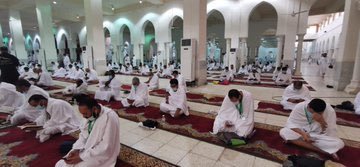 حجاج بيت الله الحرام يتوافدون إلى صعيد عرفات لأداء ركن الحج الأعظم (صور)