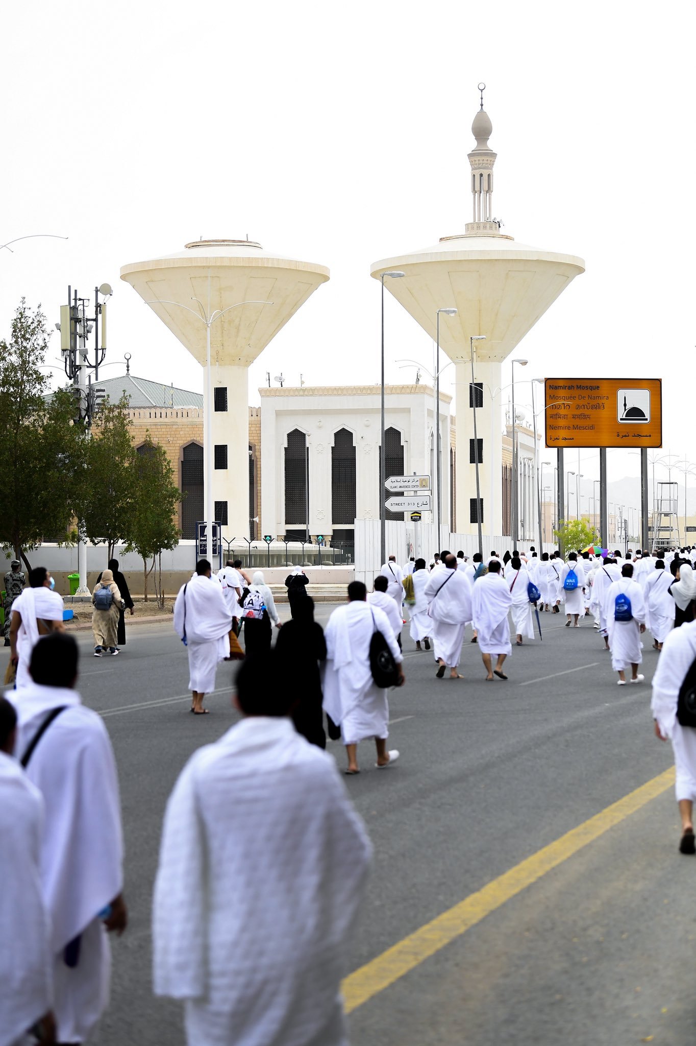 حجاج بيت الله الحرام يتوافدون إلى صعيد عرفات لأداء ركن الحج الأعظم (صور) حجاج بيت الله الحرام يتوافدون إلى صعيد عرفات لأداء ركن الحج الأعظم (صور)