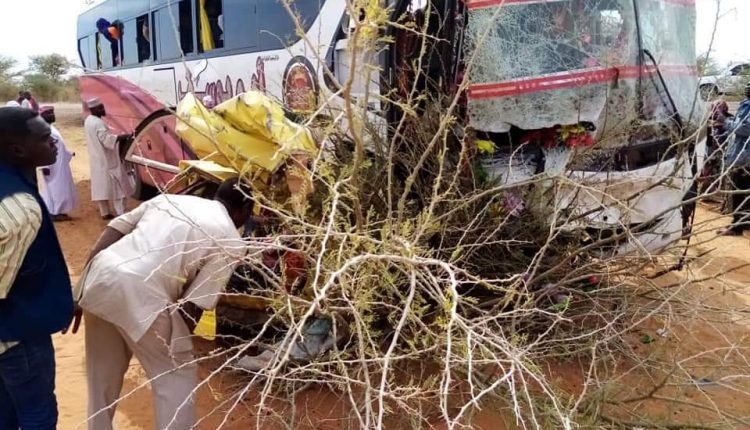 السودان : مصرع واصابة (41) شخصًا في حادث مروري مروع اثر اصطدام بص سفري بشجرة